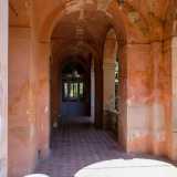 ...introdotto da un elegante loggiato ad archi...